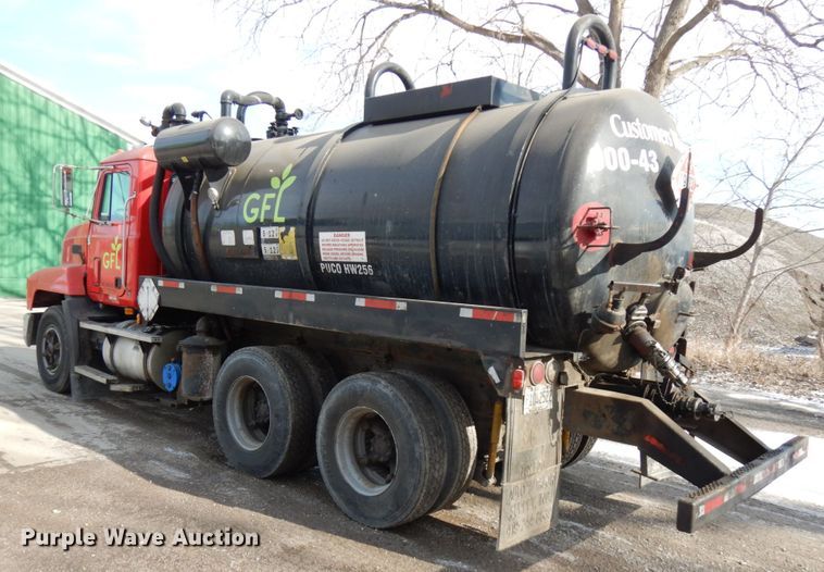 image for item HX9554 1996 Mack CH613  tank truck