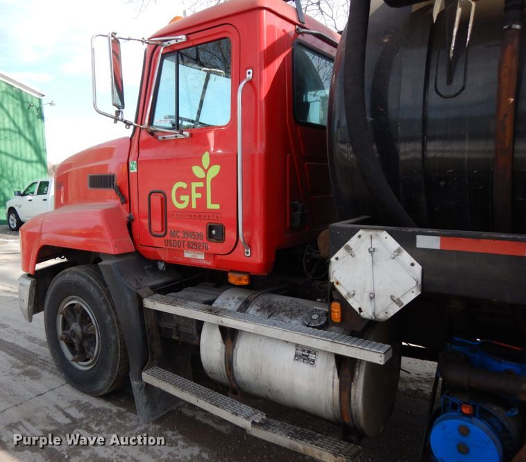 image for item HX9554 1996 Mack CH613  tank truck