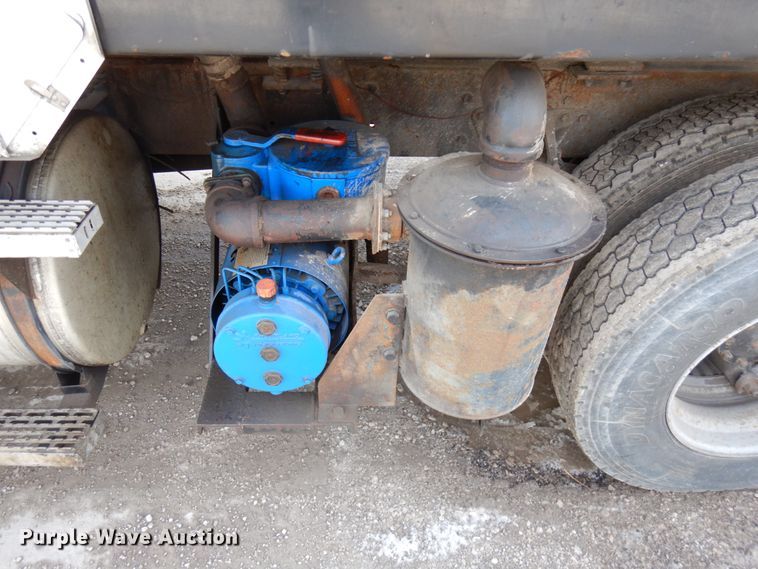 image for item HX9554 1996 Mack CH613  tank truck