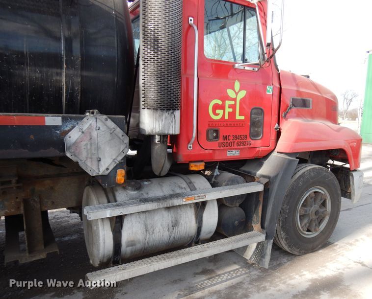 image for item HX9554 1996 Mack CH613  tank truck