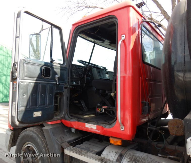 image for item HX9554 1996 Mack CH613  tank truck