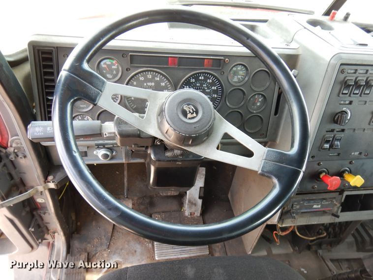 image for item HX9554 1996 Mack CH613  tank truck