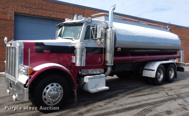 image for item HX9558 2001 Peterbilt 379  tank truck