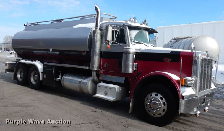 image for item HX9558 2001 Peterbilt 379  tank truck