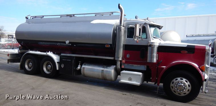 image for item HX9558 2001 Peterbilt 379  tank truck