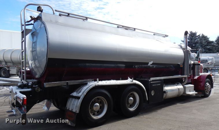 image for item HX9558 2001 Peterbilt 379  tank truck