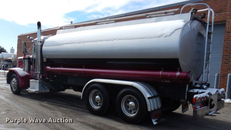 image for item HX9558 2001 Peterbilt 379  tank truck
