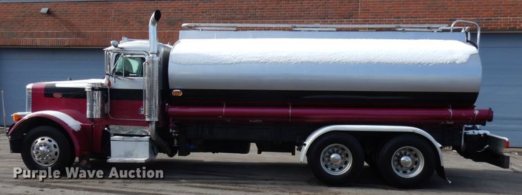 image for item HX9558 2001 Peterbilt 379  tank truck