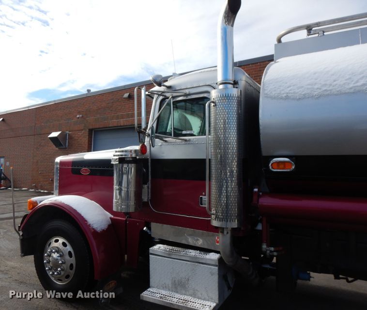 image for item HX9558 2001 Peterbilt 379  tank truck