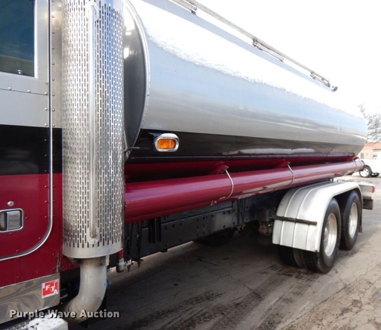 image for item HX9558 2001 Peterbilt 379  tank truck