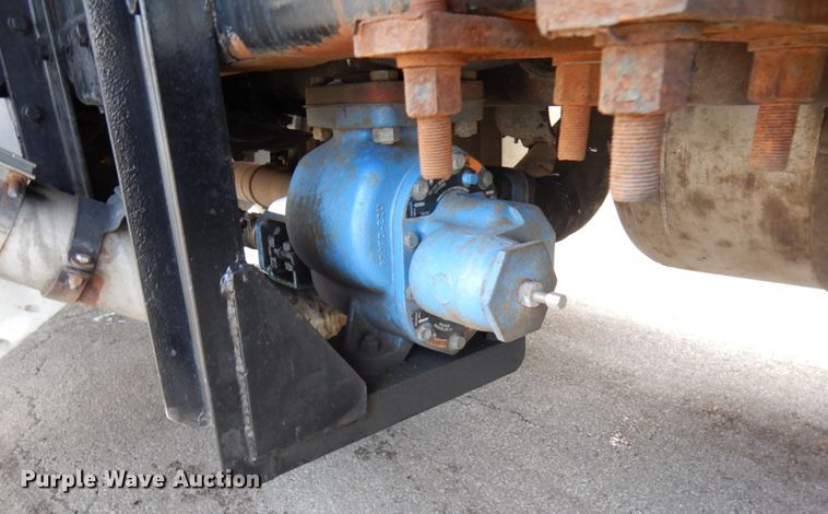 image for item HX9558 2001 Peterbilt 379  tank truck