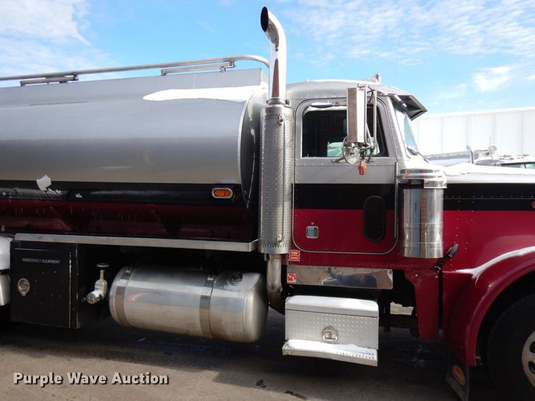 image for item HX9558 2001 Peterbilt 379  tank truck