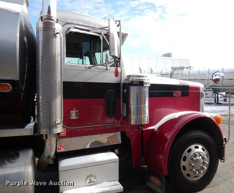 image for item HX9558 2001 Peterbilt 379  tank truck