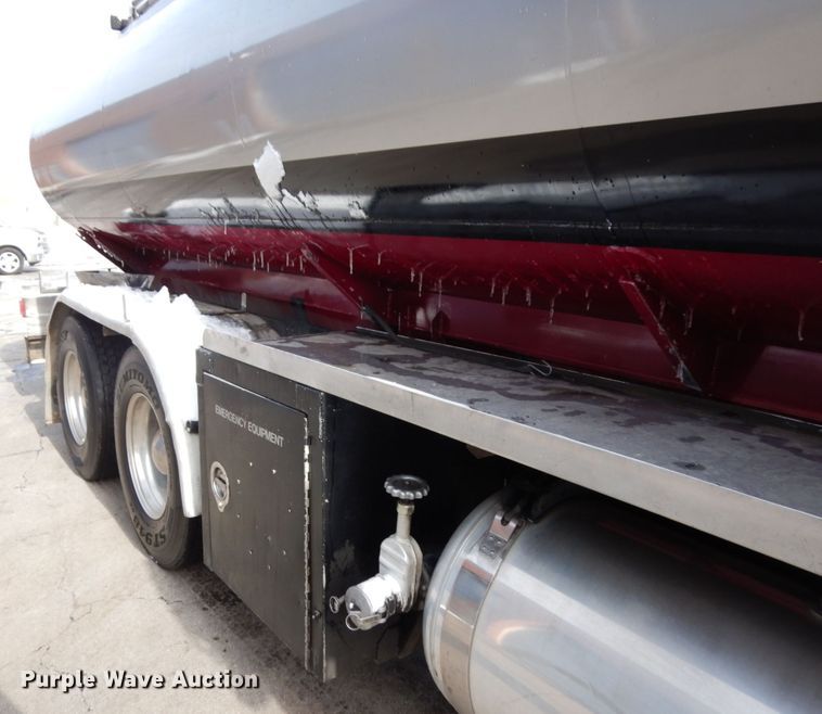 image for item HX9558 2001 Peterbilt 379  tank truck