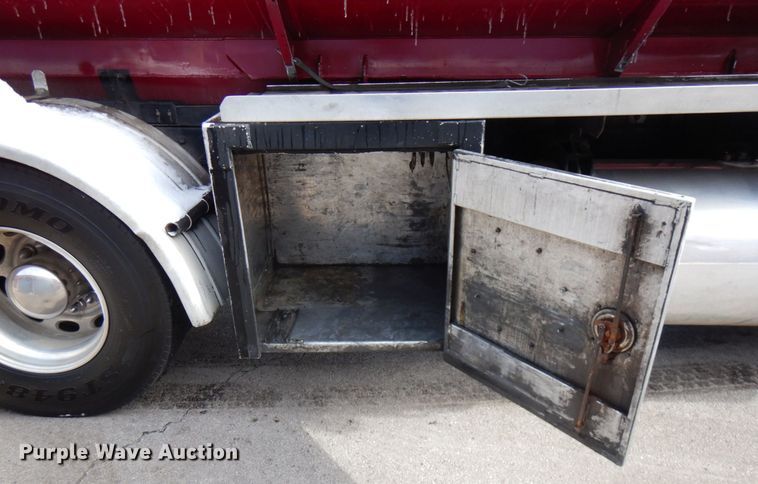 image for item HX9558 2001 Peterbilt 379  tank truck