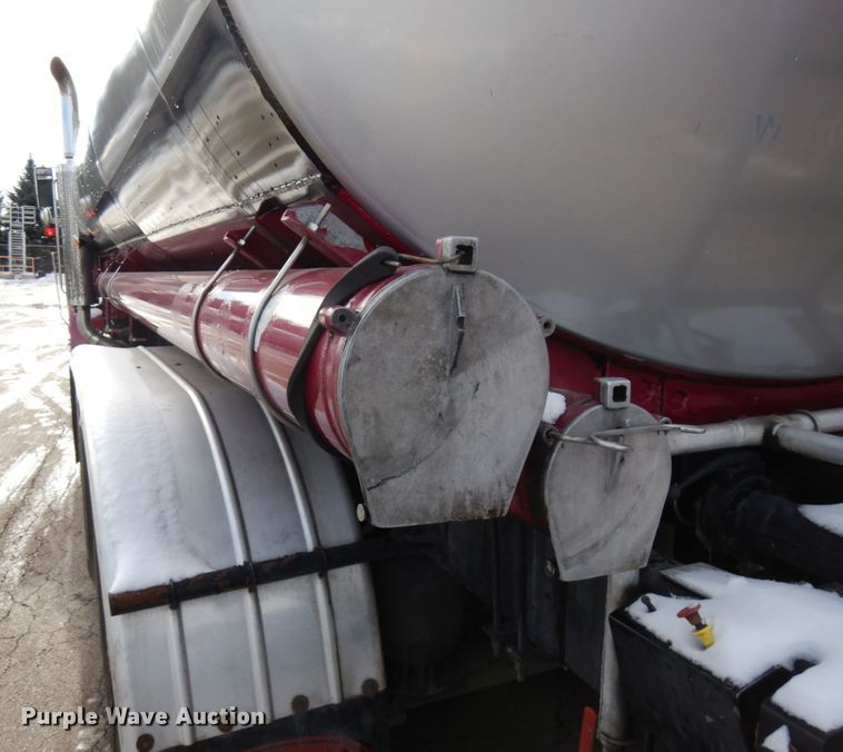 image for item HX9558 2001 Peterbilt 379  tank truck