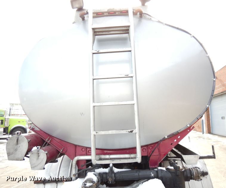 image for item HX9558 2001 Peterbilt 379  tank truck