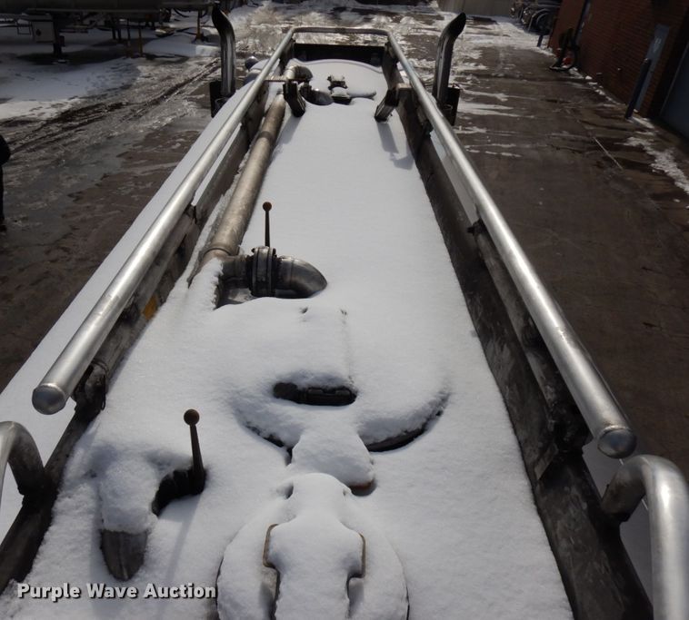 image for item HX9558 2001 Peterbilt 379  tank truck