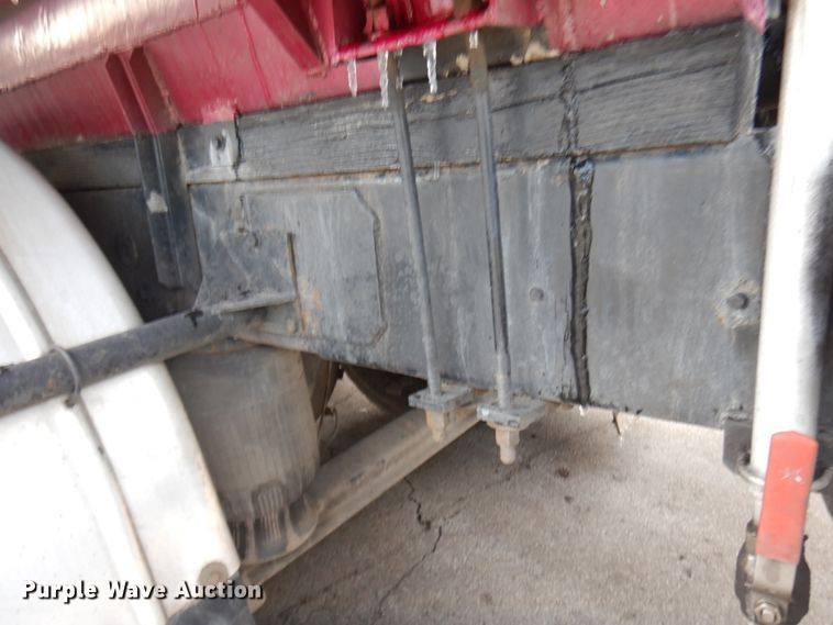 image for item HX9558 2001 Peterbilt 379  tank truck