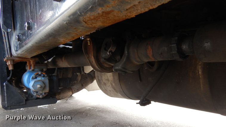 image for item HX9558 2001 Peterbilt 379  tank truck