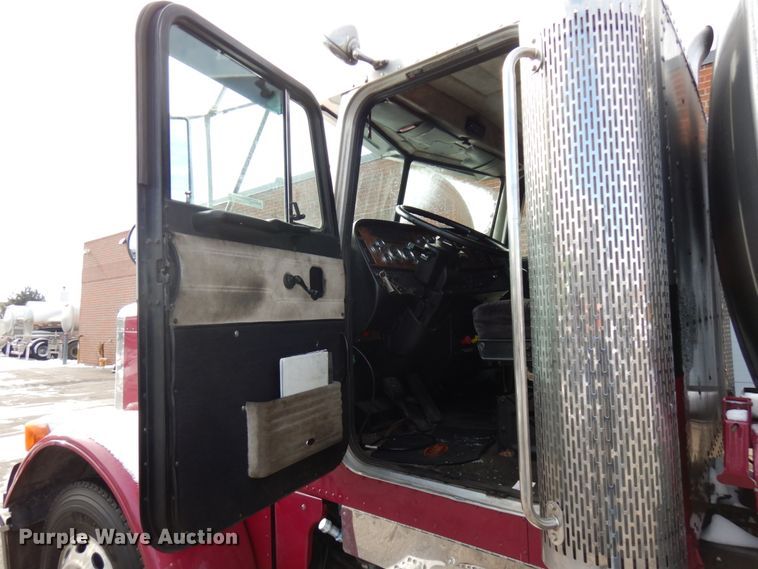 image for item HX9558 2001 Peterbilt 379  tank truck