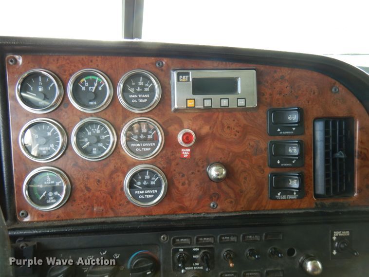 image for item HX9558 2001 Peterbilt 379  tank truck