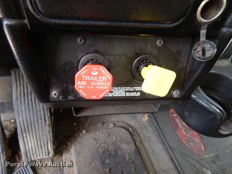 image for item HX9558 2001 Peterbilt 379  tank truck