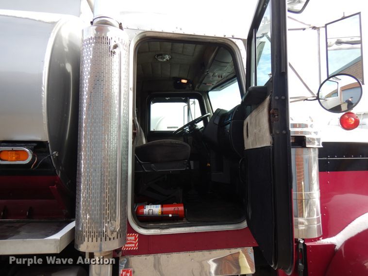 image for item HX9558 2001 Peterbilt 379  tank truck