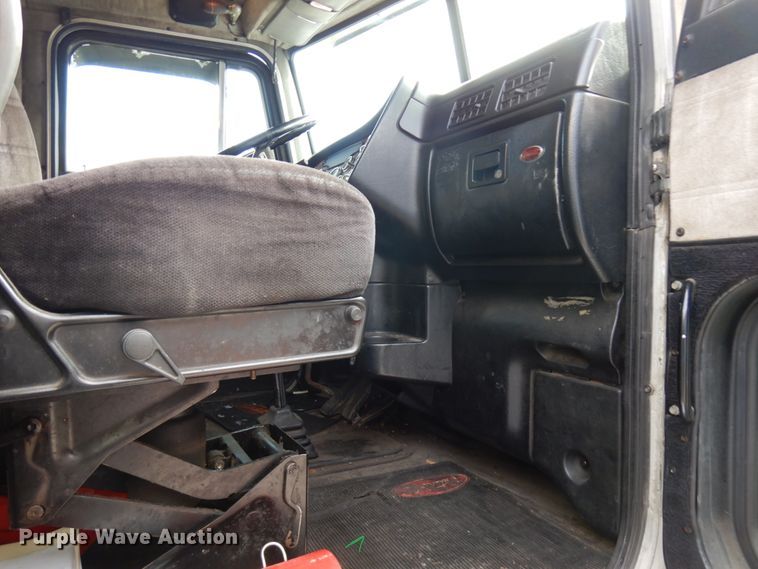 image for item HX9558 2001 Peterbilt 379  tank truck