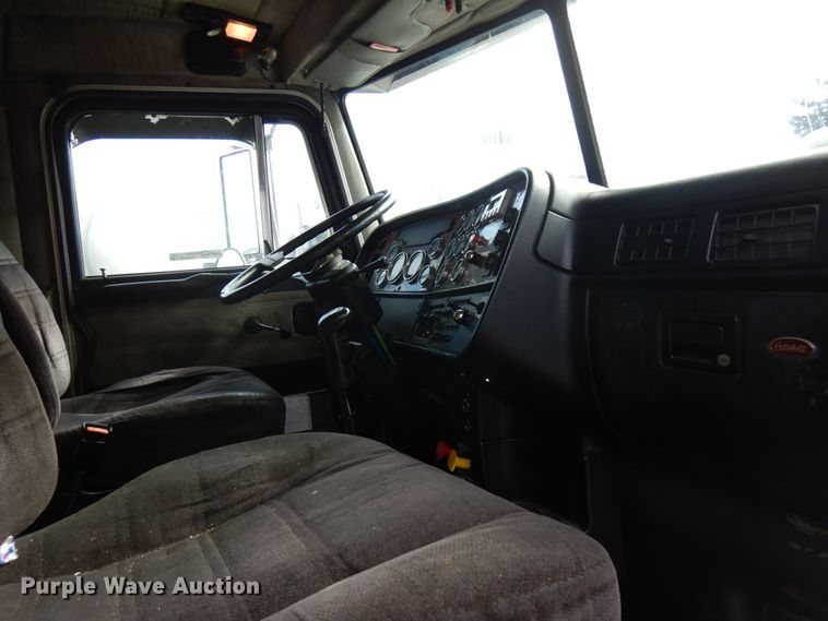 image for item HX9558 2001 Peterbilt 379  tank truck