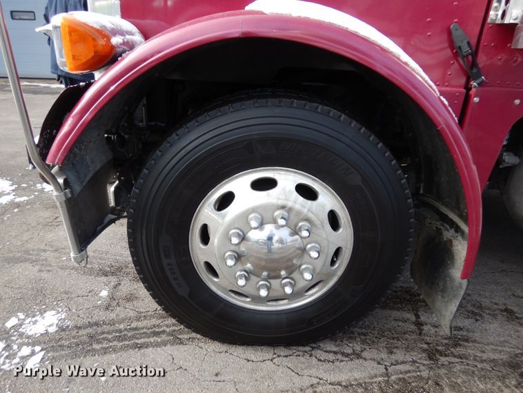 image for item HX9558 2001 Peterbilt 379  tank truck