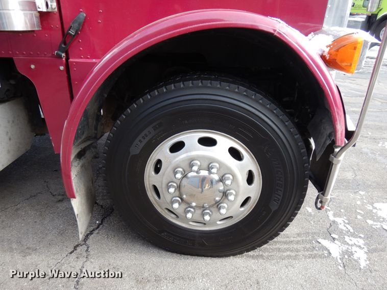 image for item HX9558 2001 Peterbilt 379  tank truck