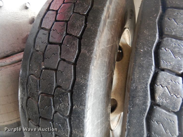 image for item HX9558 2001 Peterbilt 379  tank truck