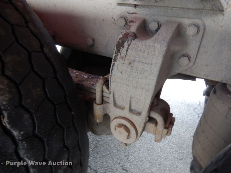 image for item HX9558 2001 Peterbilt 379  tank truck