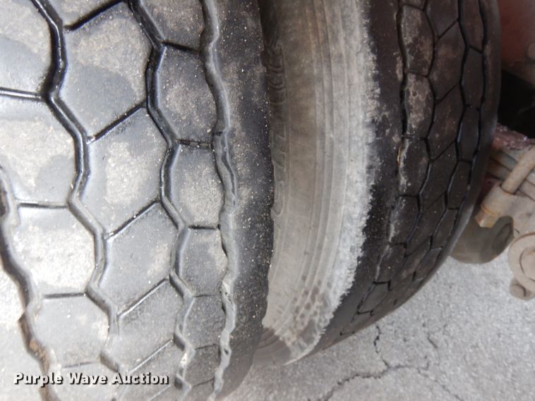 image for item HX9558 2001 Peterbilt 379  tank truck