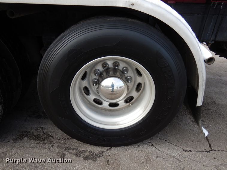 image for item HX9558 2001 Peterbilt 379  tank truck