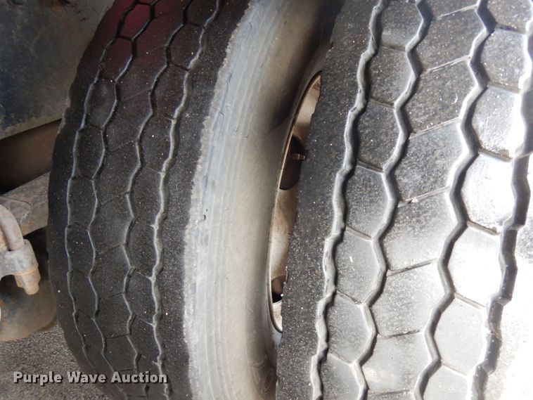 image for item HX9558 2001 Peterbilt 379  tank truck