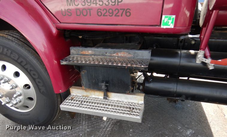 image for item HX9559 1998 International 8100  tank truck