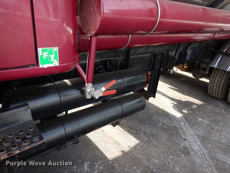 image for item HX9559 1998 International 8100  tank truck