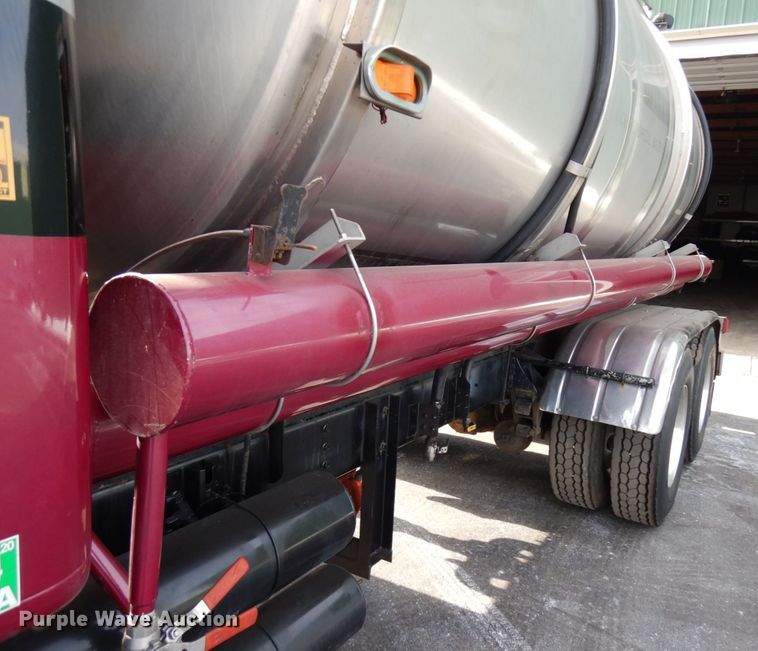 image for item HX9559 1998 International 8100  tank truck