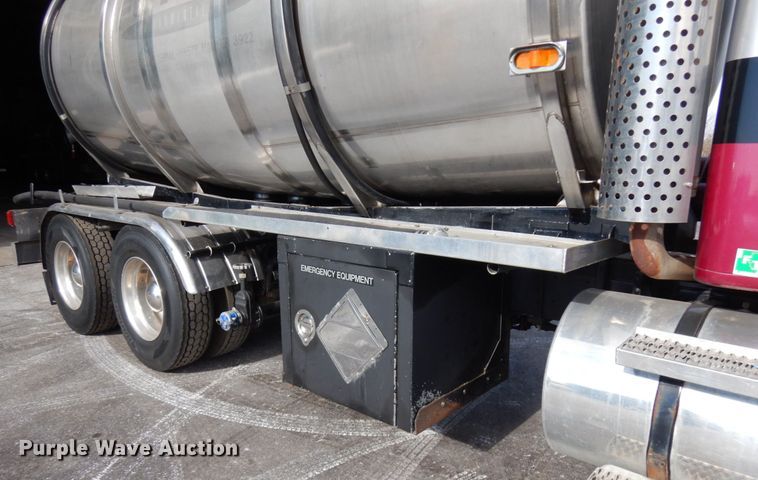 image for item HX9559 1998 International 8100  tank truck