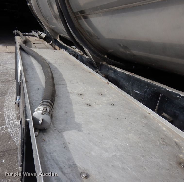 image for item HX9559 1998 International 8100  tank truck