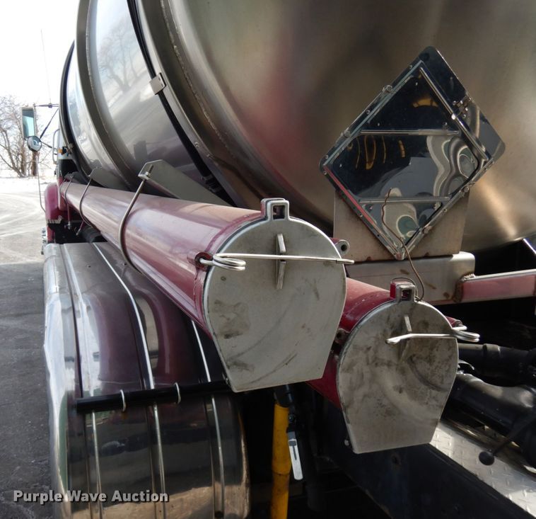 image for item HX9559 1998 International 8100  tank truck