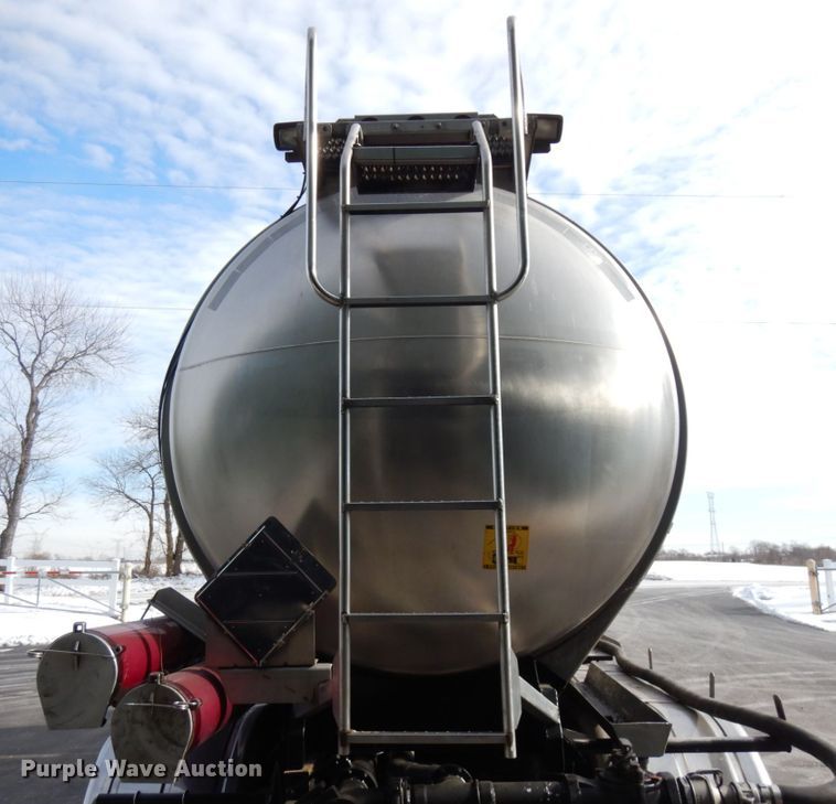 image for item HX9559 1998 International 8100  tank truck