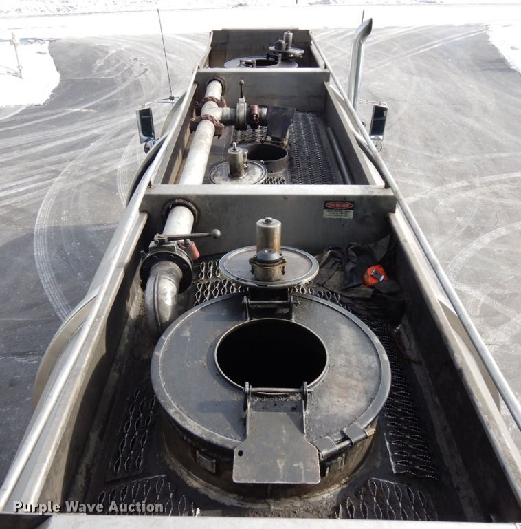 image for item HX9559 1998 International 8100  tank truck