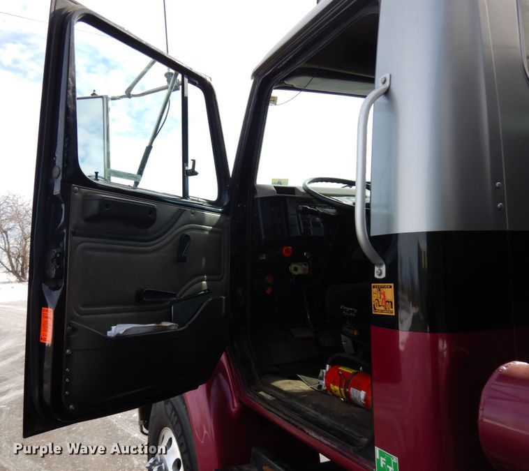 image for item HX9559 1998 International 8100  tank truck