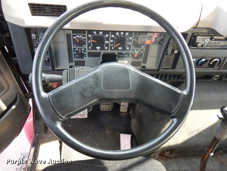 image for item HX9559 1998 International 8100  tank truck