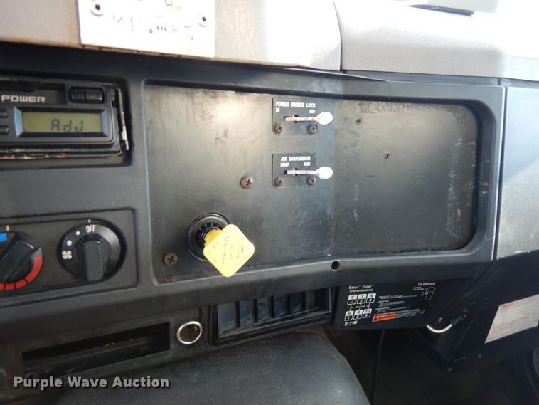 image for item HX9559 1998 International 8100  tank truck