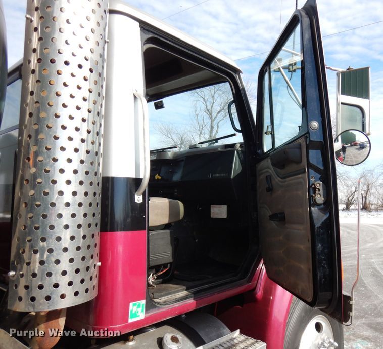 image for item HX9559 1998 International 8100  tank truck