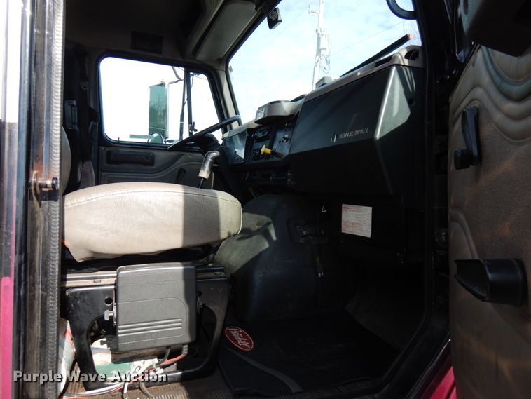 image for item HX9559 1998 International 8100  tank truck